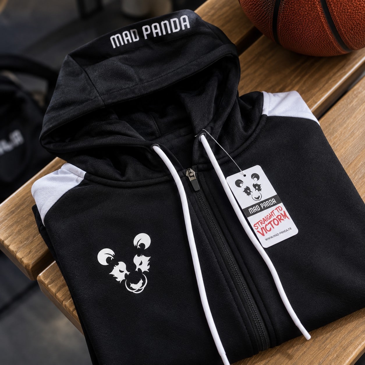 Survêtement Mad Panda — veste pliée, étiquette Straight to Victory