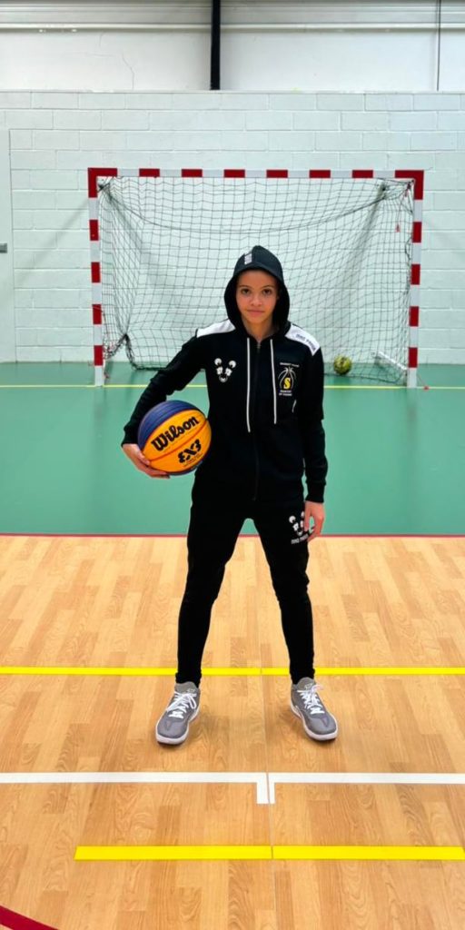 Joueuse du Basket Club Saintry-Saint-Pierre en survêtement Mad Panda