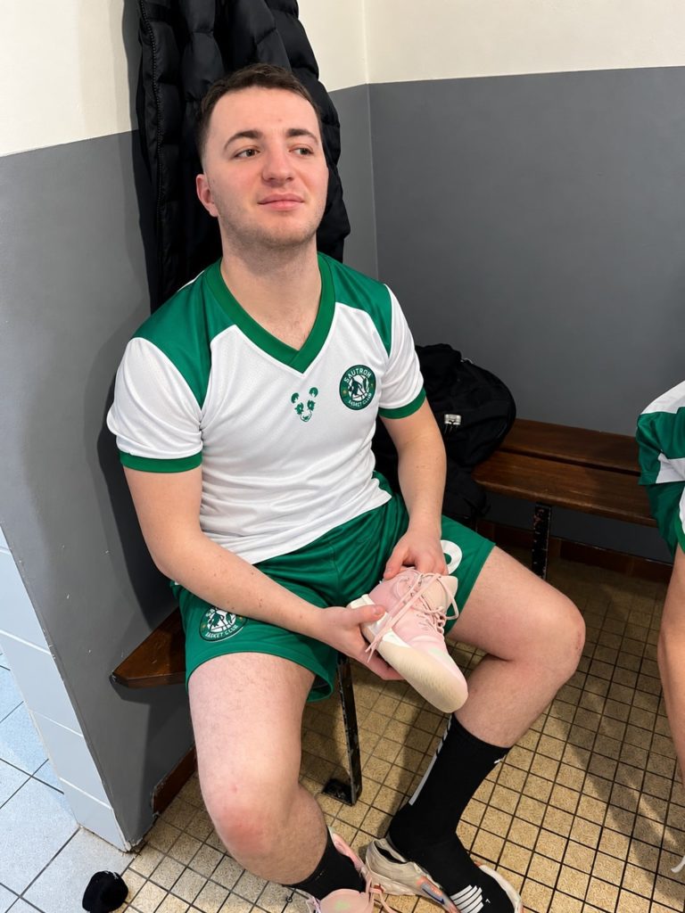 Joueur du Sautron Basket Club en maillot sublimé Mad Panda