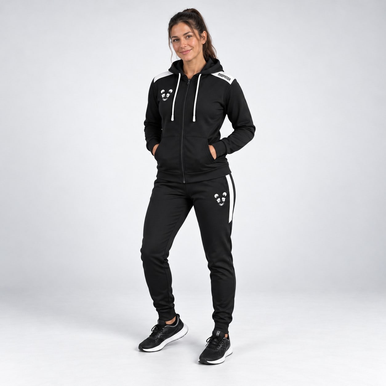 Survêtement Mad Panda noir et blanc porté, femme