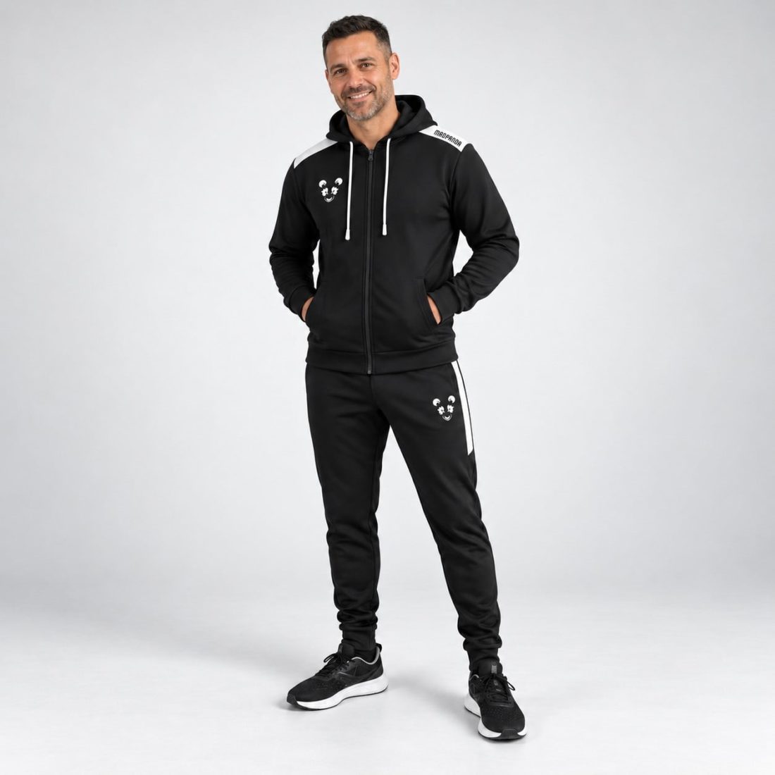 Survêtement Mad Panda noir et blanc porté, homme